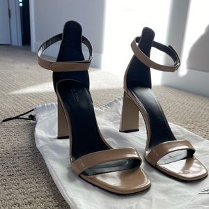 via spiga nude patent leather heels